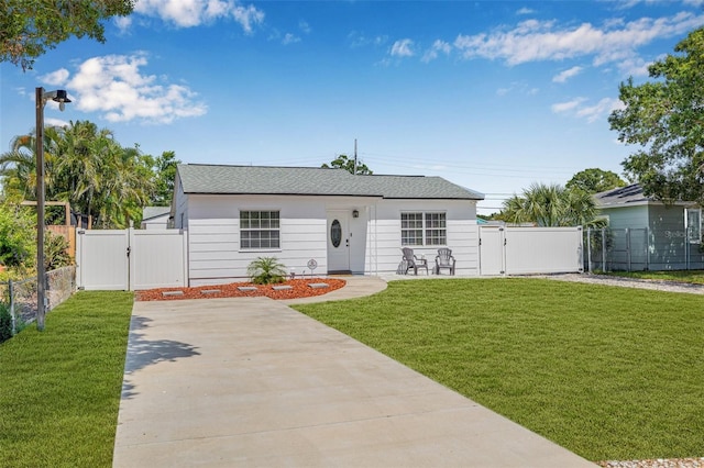 812 60th St S, Gulfport, FL 33707 - bungalow-style home featuring a gate and driveway