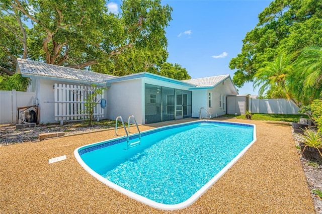 1211 Stony Brook Ln, Dunedin, FL 34698 - view of swimming pool featuring a sunroom, a fenced backyard, and ceiling fan