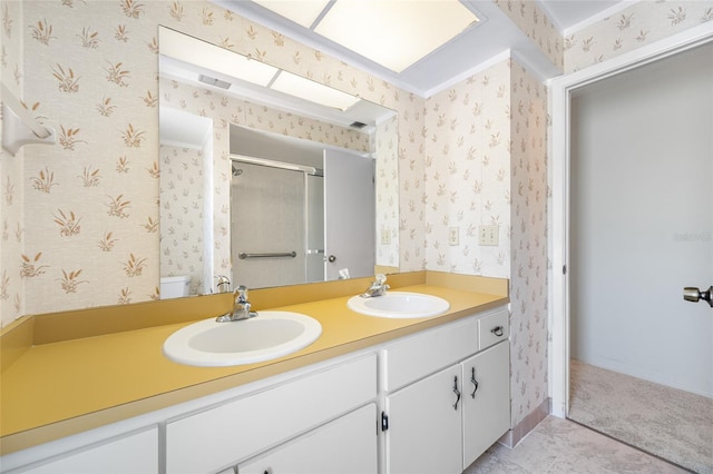 1211 Stony Brook Ln, Dunedin, FL 34698 - full bath with double vanity, an enclosed shower, wallpapered walls, and toilet