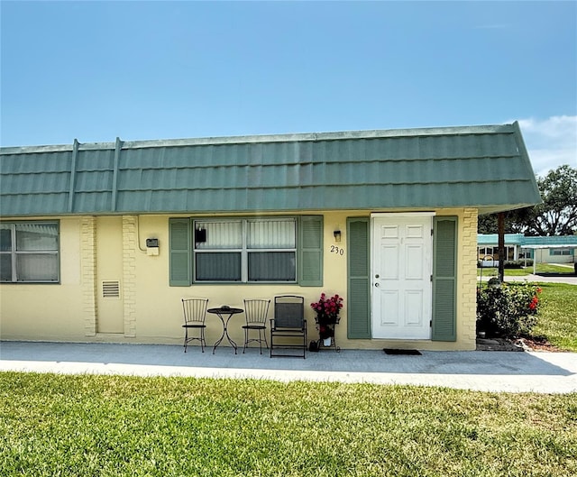 102 Cambridge Trl Unit 230, Sun City Center, FL 33573 - back of property with a lawn