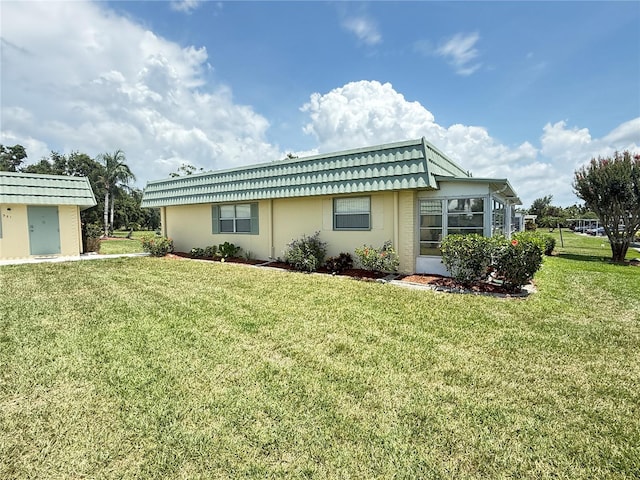 102 Cambridge Trl Unit 230, Sun City Center, FL 33573 - view of side of home featuring stucco siding, a lawn, and mansard roof