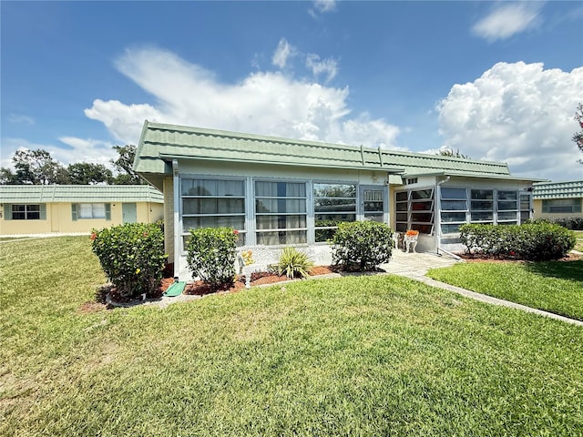 102 Cambridge Trl Unit 230, Sun City Center, FL 33573 - rear view of house featuring a lawn