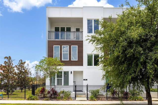 121 E Warren Ave Unit 4, Tampa, FL 33602 - view of front of property with stucco siding and a fenced front yard