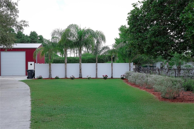 1423 Spruce Rd N, Lakeland, FL 33809 - view of yard with driveway and a detached garage