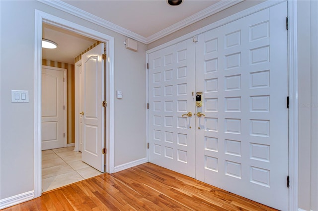 13635 Twin Lakes Ln Unit 13635, Tampa, FL 33618 - foyer entrance featuring light wood-type flooring, baseboards, and crown molding