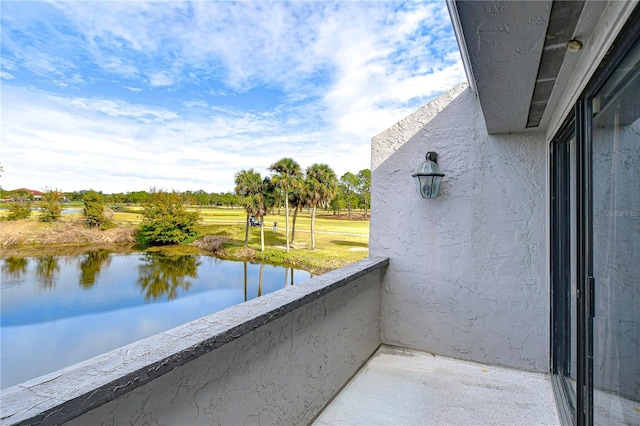 13635 Twin Lakes Ln Unit 13635, Tampa, FL 33618 - balcony featuring a water view