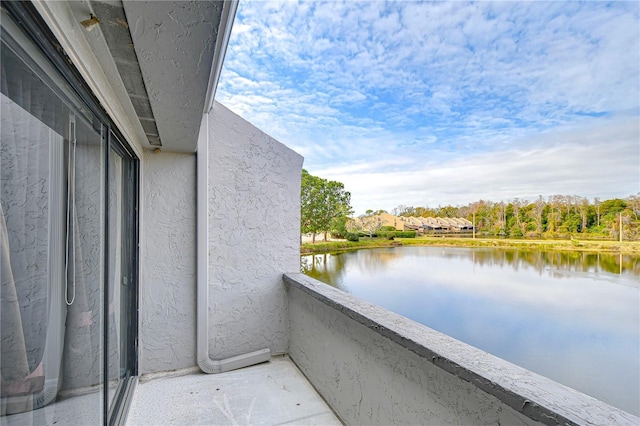 13635 Twin Lakes Ln Unit 13635, Tampa, FL 33618 - balcony featuring a water view