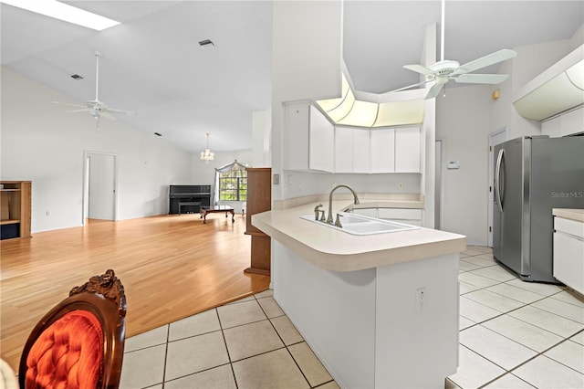 206 Forest Wood Ct, Spring Hill, FL 34609 - kitchen with a ceiling fan, a sink, stainless steel fridge with ice dispenser, high vaulted ceiling, and a peninsula