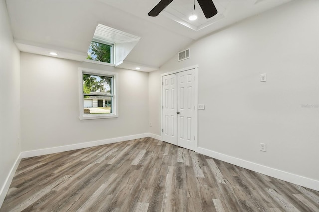 816 9th Ave SW, Largo, FL 33770 - empty room featuring ceiling fan, wood finished floors, baseboards, vaulted ceiling, and recessed lighting