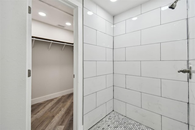 816 9th Ave SW, Largo, FL 33770 - full bathroom with a tile shower, a spacious closet, recessed lighting, wood finished floors, and baseboards
