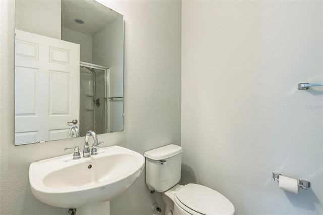 1769 Strathmore Cir, Mount Dora, FL 32757 - bathroom featuring toilet, a sink, and a shower with shower door