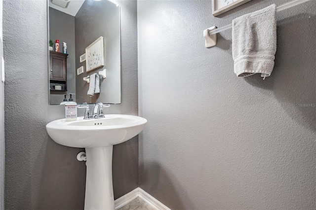 1524 Rhodeswell Ln, Dover, FL 33527 - bathroom featuring a textured wall and a sink