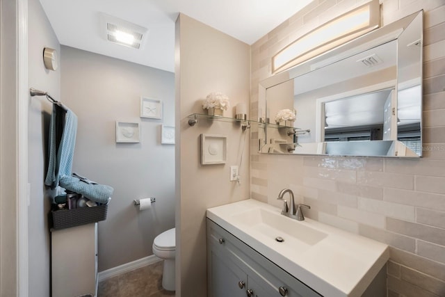 1706 Sloop Pl, Brandon, FL 33511 - bathroom featuring vanity, toilet, and tasteful backsplash