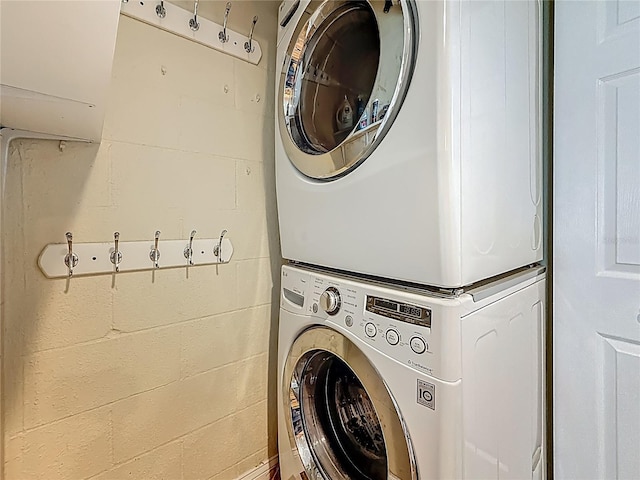 105 4th Ave NE Unit 426, Saint Petersburg, FL 33701 - washroom featuring stacked washing machine and dryer and concrete block wall