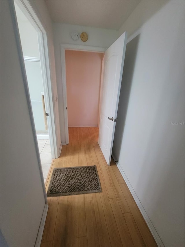 611 Tremont Greens Ln, Sun City Center, FL 33573 - hallway featuring light wood-style floors