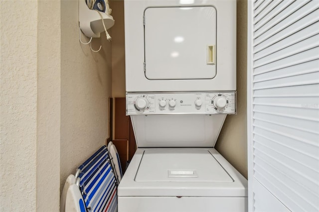 11605 Gulf Blvd Unit 506, Saint Petersburg, FL 33706 - washroom with stacked washer / drying machine and a textured wall