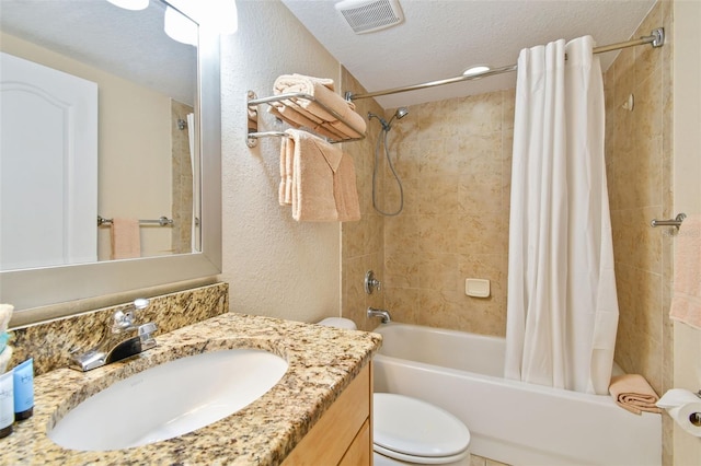 11605 Gulf Blvd Unit 506, Saint Petersburg, FL 33706 - bathroom featuring toilet, vanity, shower / tub combo with curtain, a textured ceiling, and a textured wall
