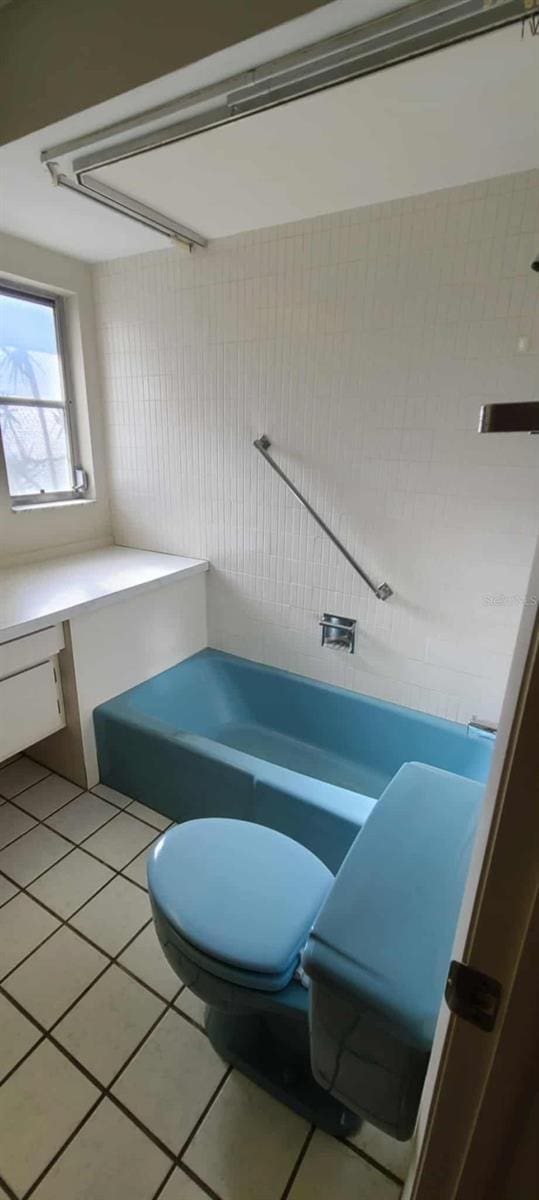 3717 Mckay Creek Dr, Largo, FL 33770 - bathroom with tile patterned floors, a tub, and toilet
