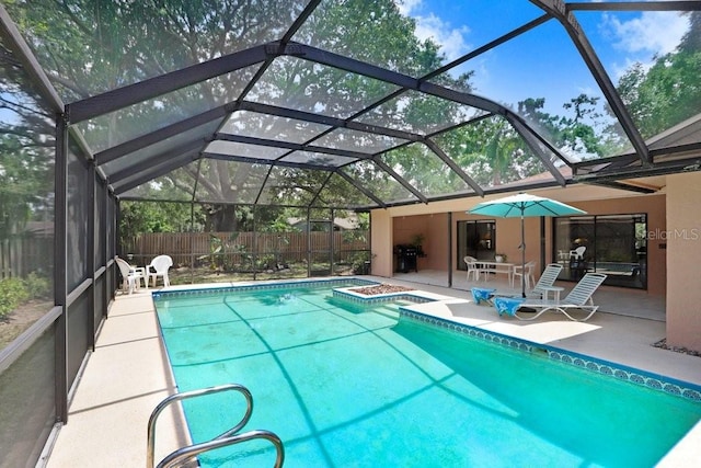 107 Halton Cir, Seffner, FL 33584 - view of pool featuring a patio, glass enclosure, and a hot tub