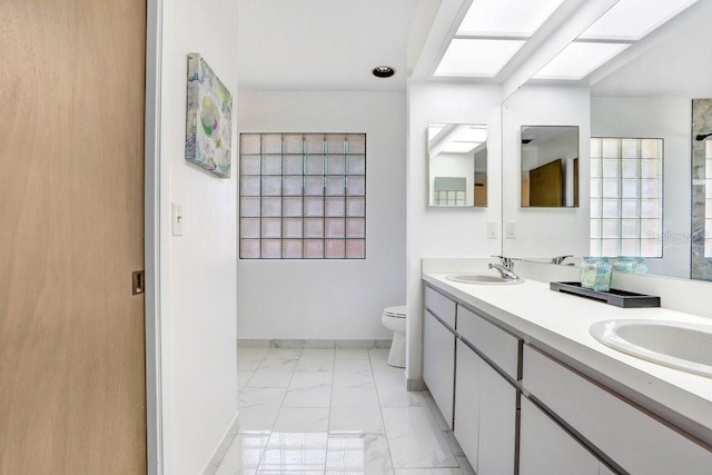 107 Halton Cir, Seffner, FL 33584 - full bath with marble finish flooring, toilet, double vanity, and baseboards