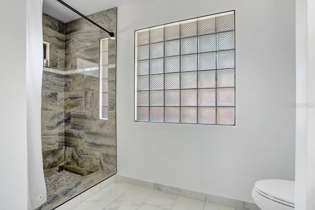 107 Halton Cir, Seffner, FL 33584 - full bathroom featuring marble look tiles, tiled shower, toilet, baseboards, and plenty of natural light
