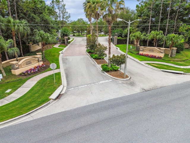7991 Lake James Blvd, Lakeland, FL 33810 - surrounding community with curved driveway