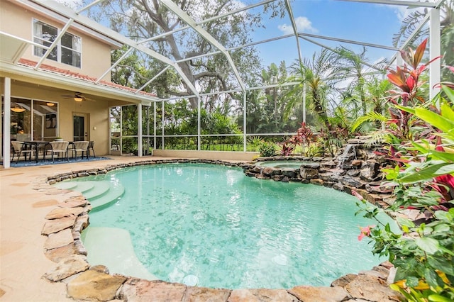 2354 Messenger Cir, Safety Harbor, FL 34695 - view of swimming pool featuring a patio, a ceiling fan, a pool with connected hot tub, a lanai, and outdoor dining space