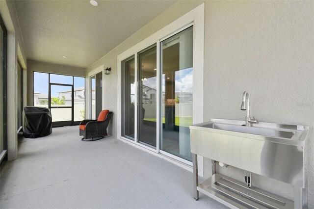 33287 Sycamore Leaf Dr, Wesley Chapel, FL 33545 - sunroom / solarium with a textured wall and a sink