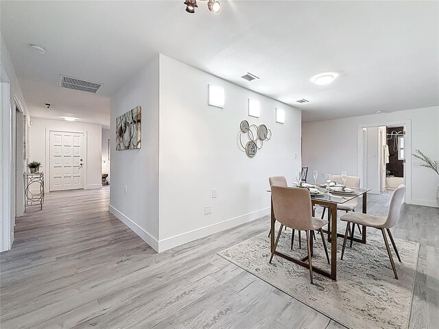 7125 S Shore Dr S, Saint Petersburg, FL 33707 - dining area with light wood-style flooring and baseboards