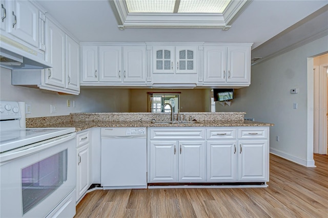 6550 Teak Ct, Zephyrhills, FL 33542 - kitchen featuring white appliances, a sink, white cabinets, under cabinet range hood, and light wood finished floors