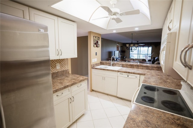 1846 Golfview Dr Unit 1846, Tarpon Springs, FL 34689 - kitchen featuring white appliances, a sink, tasteful backsplash, a ceiling fan, and a chandelier