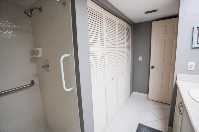 1846 Golfview Dr Unit 1846, Tarpon Springs, FL 34689 - bathroom featuring tiled shower, vanity, and tile patterned floors