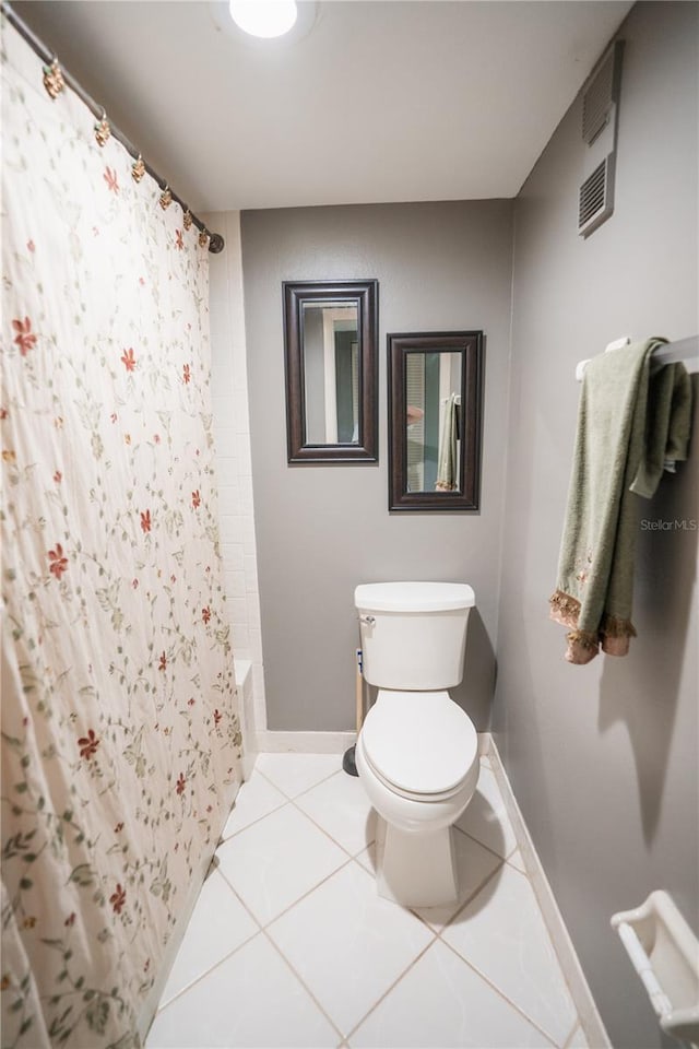 1846 Golfview Dr Unit 1846, Tarpon Springs, FL 34689 - bathroom with toilet, tile patterned floors, shower / bath combo with shower curtain, and baseboards