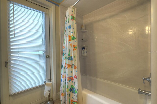 313 Oak Crest Dr, Safety Harbor, FL 34695 - full bath with shower / bath combo with shower curtain