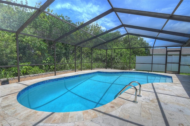 313 Oak Crest Dr, Safety Harbor, FL 34695 - swimming pool featuring a patio and glass enclosure