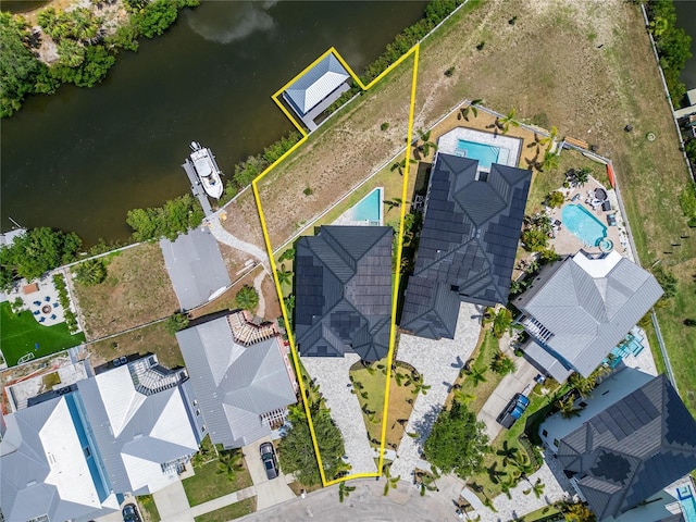 6520 Simone Shores Cir, Apollo Beach, FL 33572 - aerial view of property and surrounding area featuring a pool area, property parcel outlined, and a large body of water