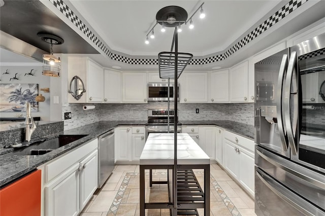 644 Yardarm Dr Unit 22, Apollo Beach, FL 33572 - kitchen with stainless steel appliances, a sink, inlaid floor details, tasteful backsplash, and crown molding