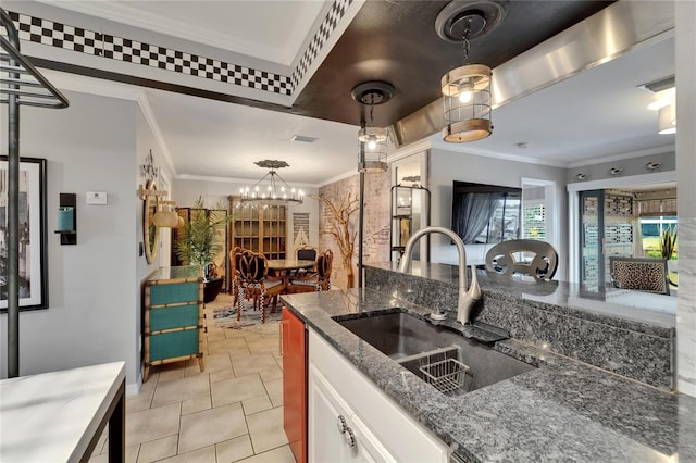 644 Yardarm Dr Unit 22, Apollo Beach, FL 33572 - kitchen featuring a sink, crown molding, white cabinetry, a chandelier, and hanging light fixtures