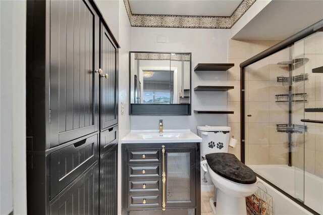 644 Yardarm Dr Unit 22, Apollo Beach, FL 33572 - full bath featuring toilet, vanity, and combined bath / shower with glass door