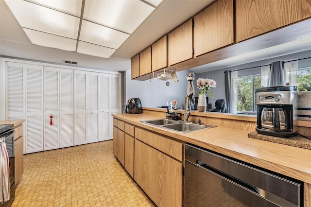 5540 Applegate Dr, Spring Hill, FL 34606 - kitchen with dishwashing machine, a sink, light countertops, and light floors