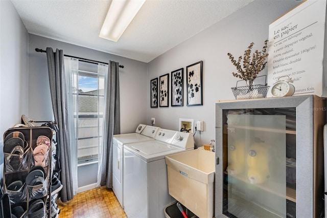5540 Applegate Dr, Spring Hill, FL 34606 - laundry area with washer and dryer and a textured ceiling
