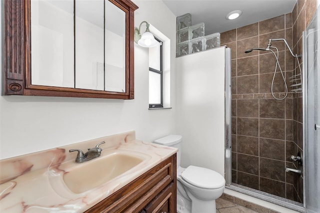 3041 Oak View Dr, Palm Harbor, FL 34684 - full bath with toilet, tiled shower, vanity, and tile patterned floors