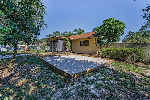 3041 Oak View Dr, Palm Harbor, FL 34684 - fenced yard featuring a sunroom