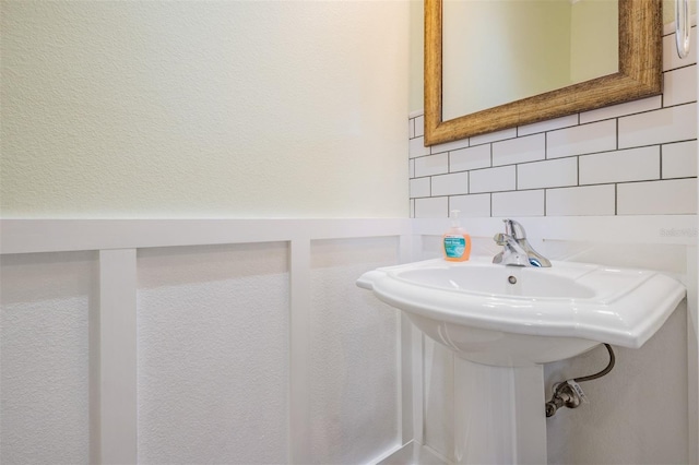 102 S Moody Ave Unit 1, Tampa, FL 33609 - bathroom featuring tasteful backsplash