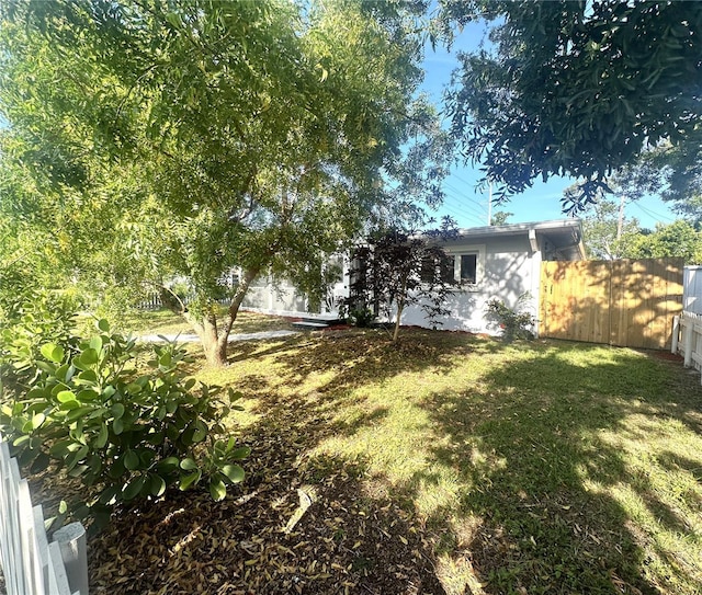 1200 47th St N, Saint Petersburg, FL 33713 - view of yard
