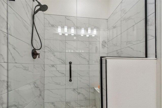 9577 Sandy Bluffs Cir, Parrish, FL 34219 - full bathroom featuring a stall shower