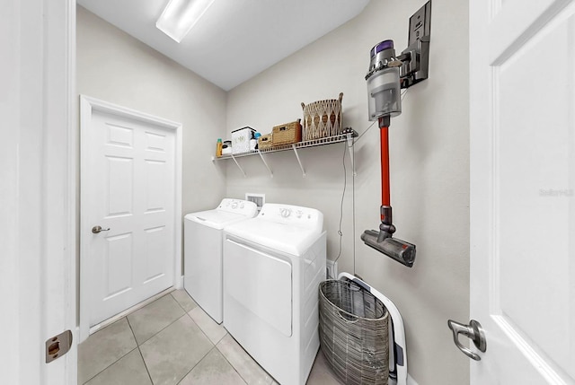 6118 Voyagers Pl, Apollo Beach, FL 33572 - laundry room featuring washer and clothes dryer and light tile patterned floors