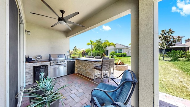 6118 Voyagers Pl, Apollo Beach, FL 33572 - view of patio / terrace with an outdoor kitchen, an outdoor fire pit, and ceiling fan