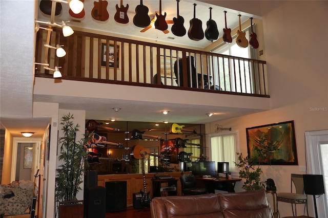 12929 Sugar Creek Blvd, Hudson, FL 34669 - living room with a towering ceiling and a ceiling fan