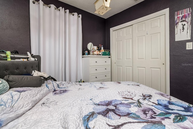 1403 W Pradera Ave, Tampa, FL 33612 - bedroom featuring a closet and a textured wall